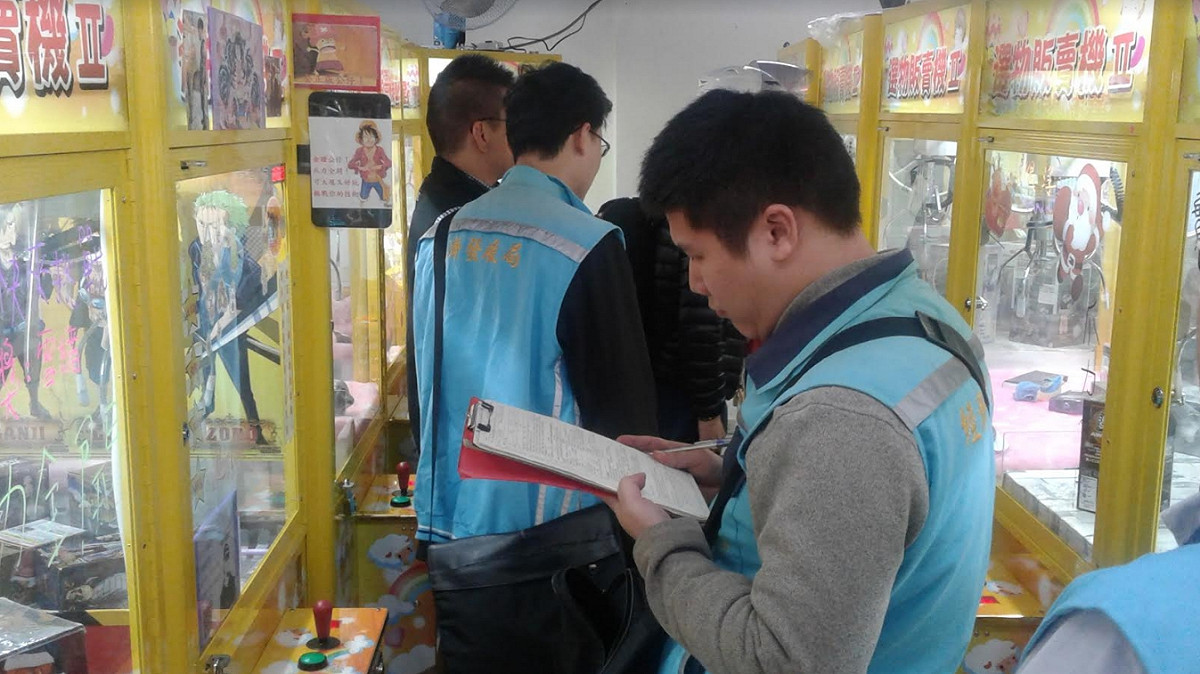 新北市政府於今年已查察2866台，並查扣違規32台，經發局呼籲業者不要再以標示保證取物來規避法令查察。 圖：新北市政府/提供