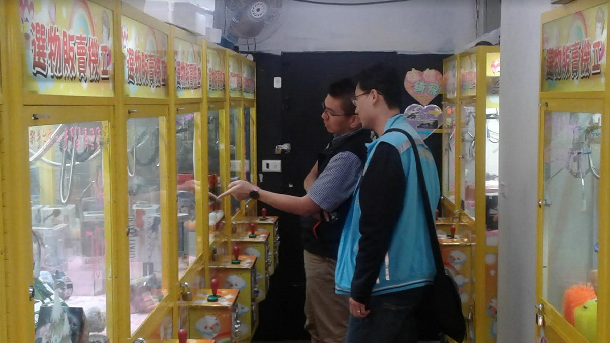 新北市政府經濟發展局即日起發動聯合稽查行動，預計半年內將完成檢查距離學校200公尺以內娃娃機店。 圖：新北市政府/提供