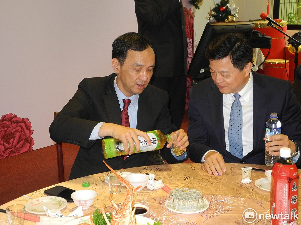 朱立倫、周錫瑋互動熱絡，還相互倒茶、挾菜。 圖：王峻昌/攝