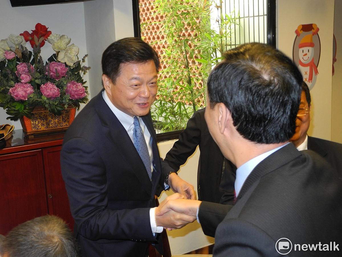 朱立倫、周錫瑋在午宴場合碰面，立即握手問候。 圖：王峻昌/攝