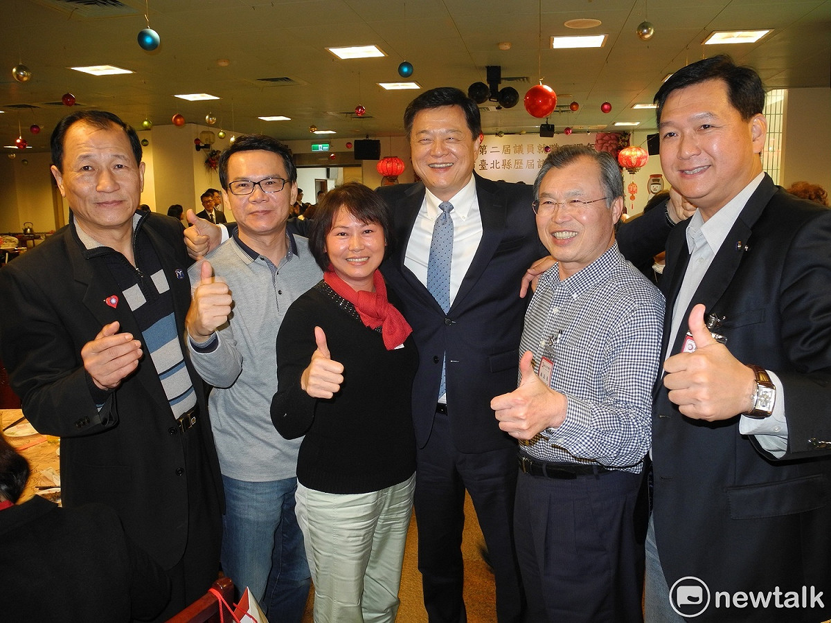 周錫瑋被現任及卸任議員們要求合影。 圖：王峻昌/攝