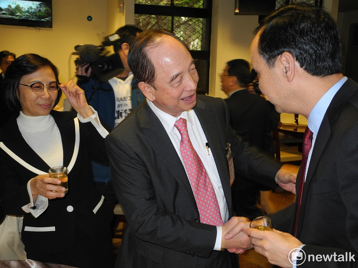 朱立倫與前立委鄭逢時、市議員李翁月娥等人打招呼。 圖：王峻昌/攝