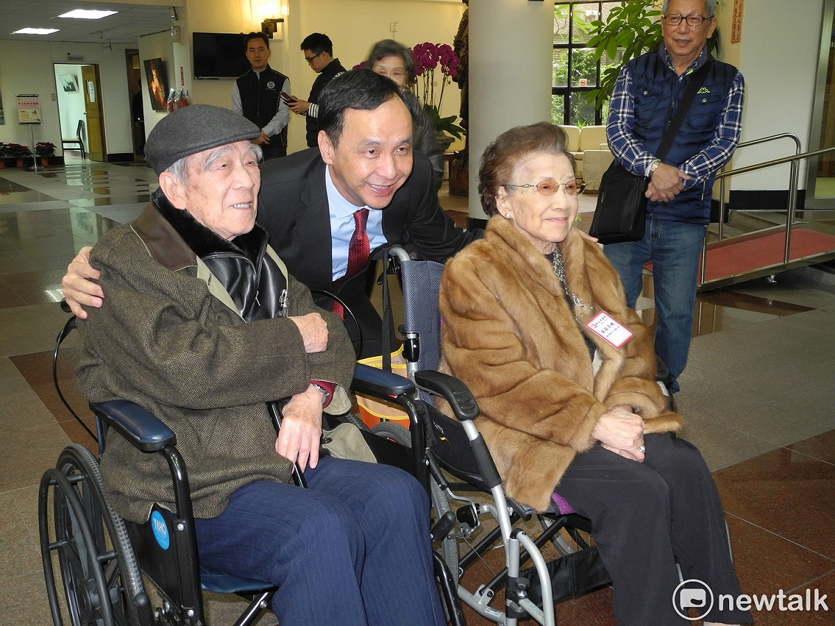 朱立倫問候高齡95歲的第一屆北縣議員陳松林（左）、第三屆北縣議員吳莊月娥。 圖：王峻昌/攝