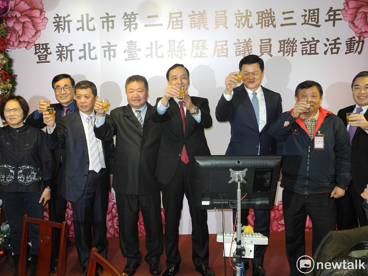 新北市議會歷屆議員回娘家聯誼，民進黨團總召林秀惠（左起）、副市長李四川、副議長陳文治、議長蔣根煌、市長朱立倫、前縣長周錫瑋、無黨聯盟總召蔡錦賢及議會秘書長陳王正源舉杯敬大家。 圖：王峻昌/攝