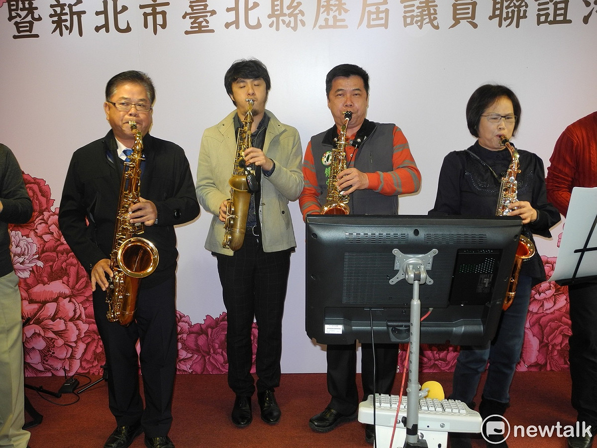 議員廖本煙（左一）、鍾宏仁（右二）及林秀惠（右一）演奏薩克斯風。 圖：王峻昌/攝