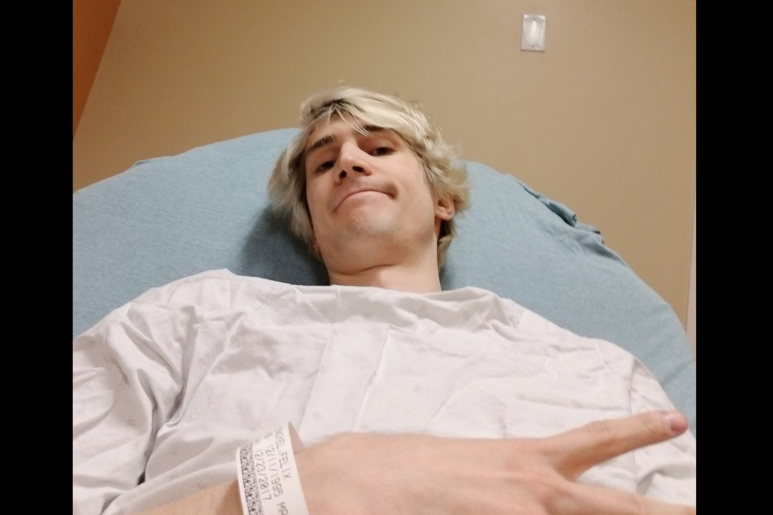 xQc在浴室意外滑倒、撞擊頭部，送醫檢查後幸無大礙。 圖 : 翻攝自xQc