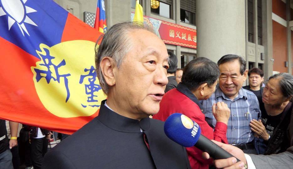 回顧20多年前的「許大爺」密使事件，到今日譴責王炳忠的「敗事說」，郁慕明等新黨高層，從反共到舔共這麼一路走來，就像《血觀音》裡惠英紅扮演的棠夫人，她當然也愛年輕的棠寧與棠真，但這是在年輕人完全願受老人擺佈的時候。 圖 : 翻攝自新黨打假除亂臉書