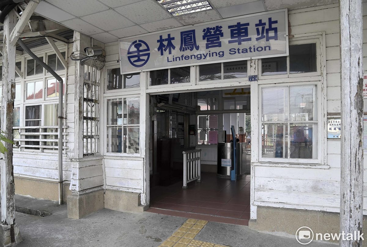 林鳳營車站有八十多年的歷史，木質的主體建造受到文資法的保護。 圖 : 張大魯/攝
