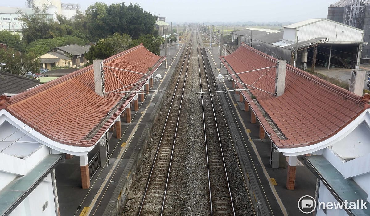 林鳳營車站為廡殿頂構造建築，是台灣僅存少數日式風格車站建築。 圖 : 張大魯/攝