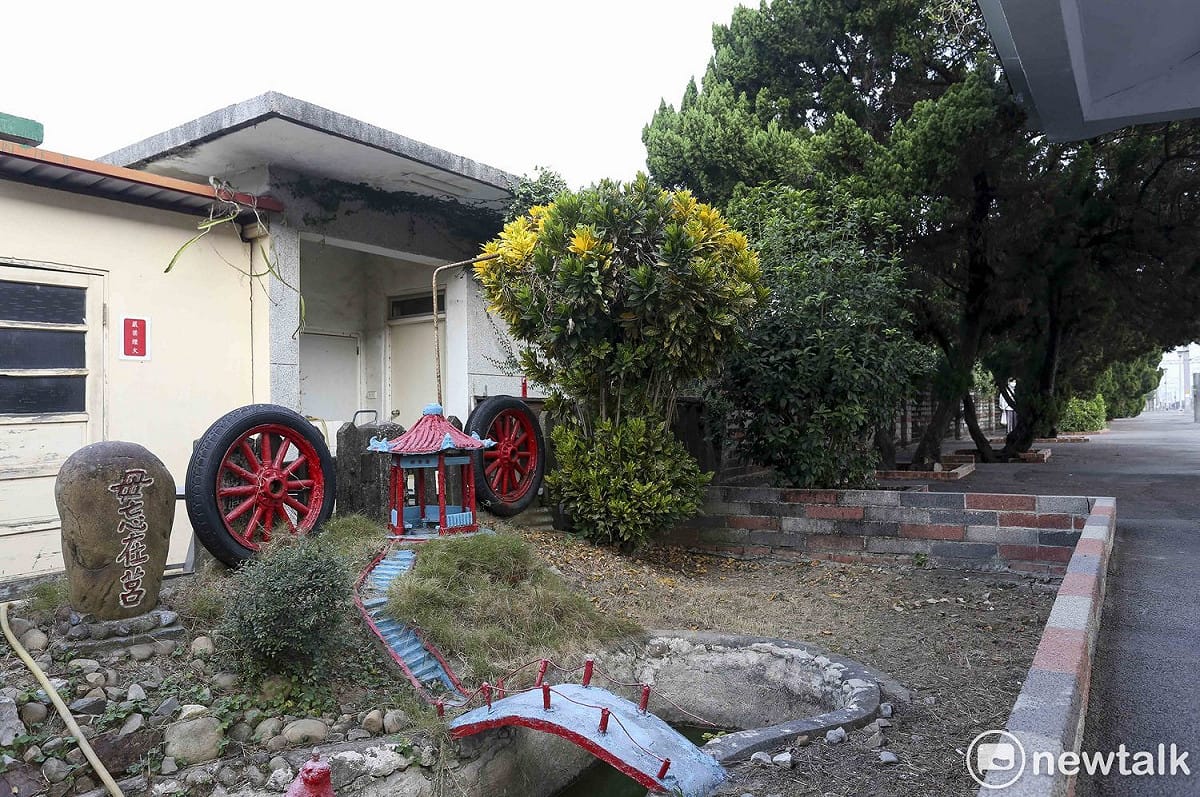 月台旁有一處小橋流水的人工裝置藝術，一塊石頭上寫著「毋忘在莒」。 圖 : 張大魯/攝