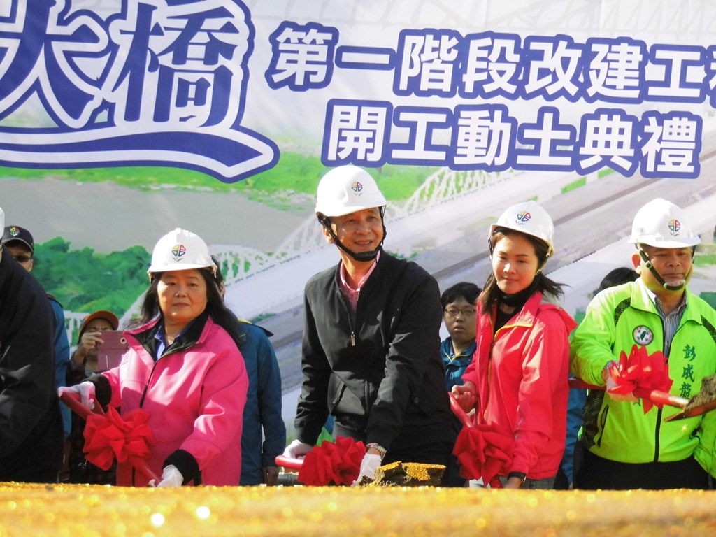 新北市長朱立倫今天出席三鶯大橋第一階段改建工程開工典禮。 圖 : 新北市政府 / 提供