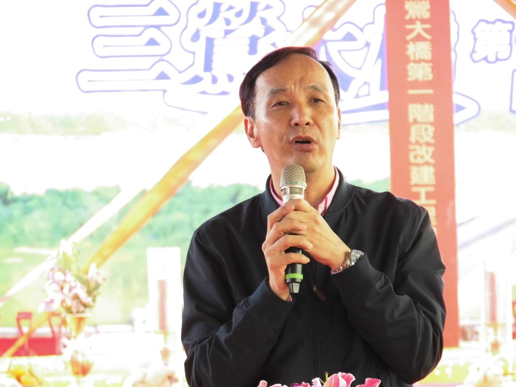 朱立倫表示，三鶯大橋由於長年使用造成橋體老舊、跨徑短深槽區基礎裸露不利抗洪，因此新北市政府決定分四階段進行改建工程。第一階段工程主要針對行人與機車，設置機車及人行道。 圖 : 新北市政府 / 提供