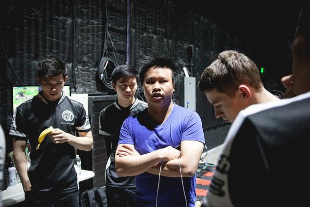 TSM戰隊擁有者Reginald（著藍色上衣者）。 圖：翻攝自 LoL Esports Photos flickr