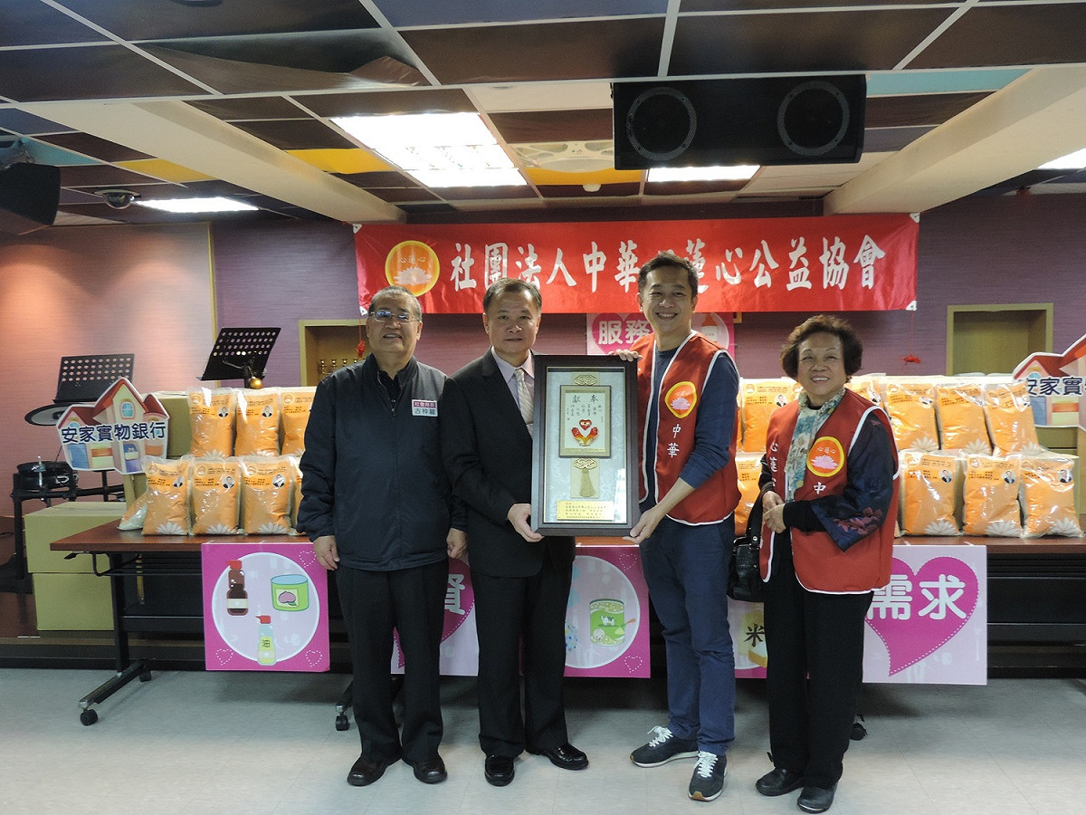 李曉鐘與中華心蓮心公益協會合影。 圖：桃園市社會局/提供