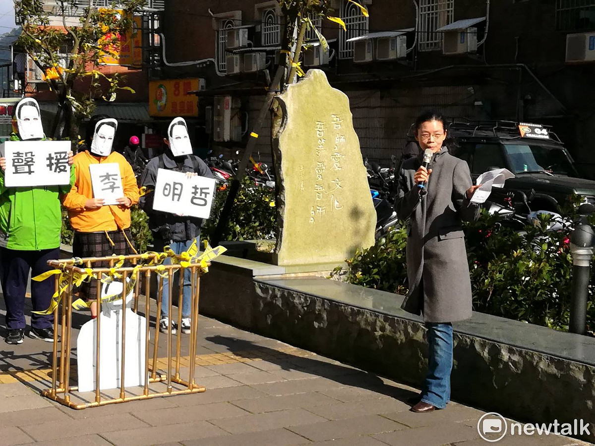 文化大學學生發起一週的「我們都是李明哲—校園遊行宣講行動」，李明哲妻子李凈瑜現身現場，哽咽朗讀一封寫給丈夫的信。 圖：黃韋銓/攝