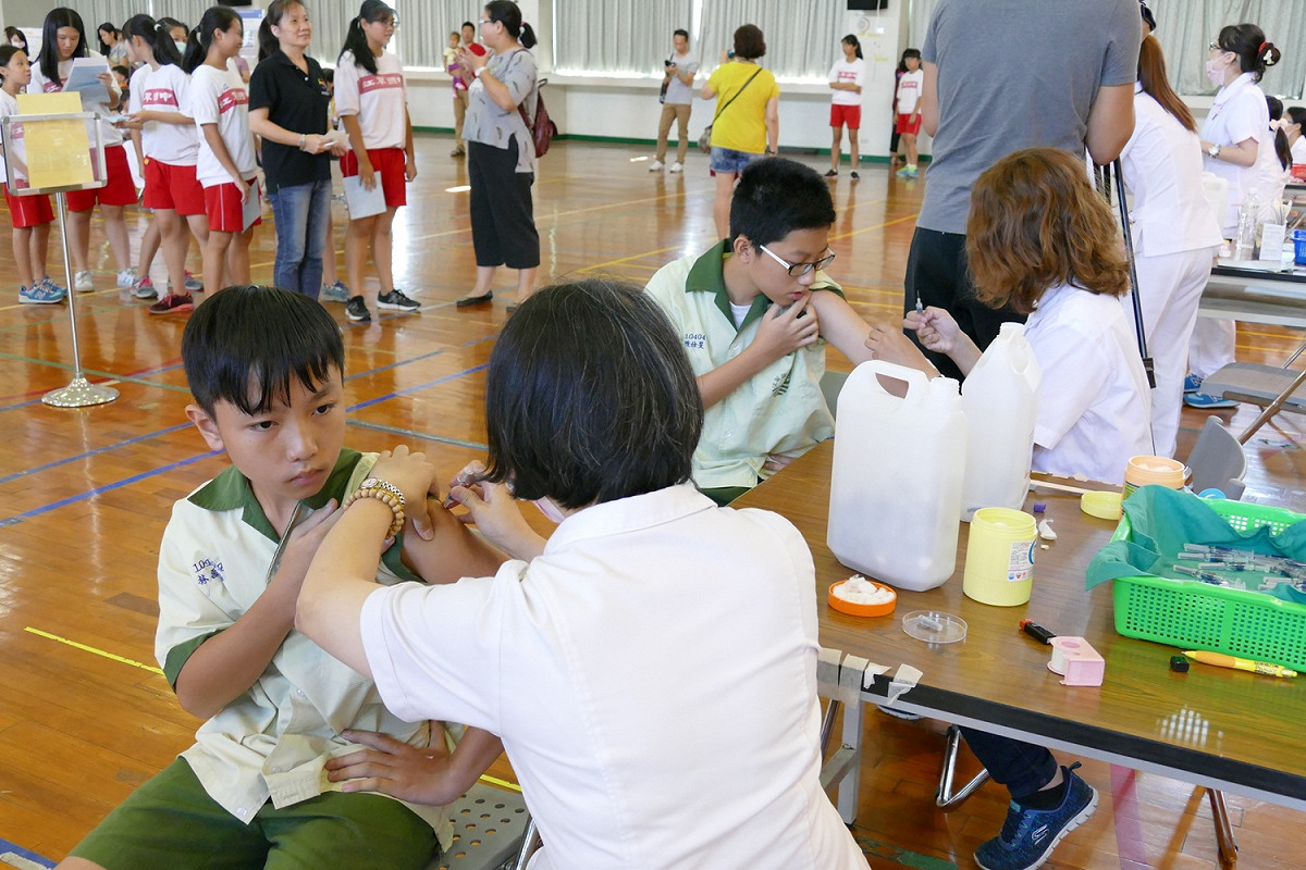 年幼學童是流感高危險群，施打疫苗是最佳的預防方式。 圖：新北市衛生局/提供