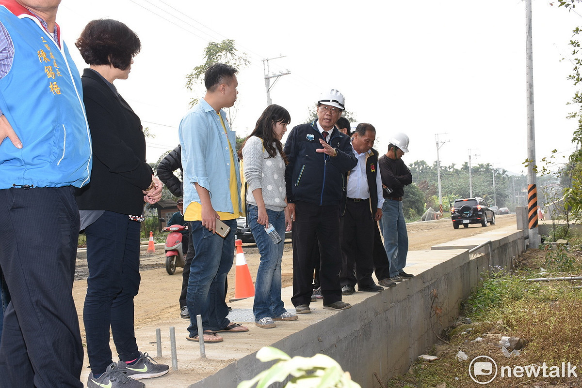 縣長林明溱26日下午會同議員許素霞一同前往鹿谷鄉初鄉村，會勘投131線拓寬改善工程進度及施工情形，林縣長指示工務處，在兼顧工程品質情形下，爭取於農曆年前完工，以利分流返鄉及春節旅遊車潮。 圖:南投縣政府提供
