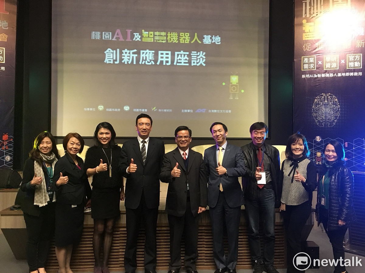 出席「桃園AI及智慧機器人基地促進暨創新交流會」除了行政院政務委員唐鳳、桃園市副市長王明德、桃園市副祕書長邱俊銘，還有微軟大中華區總裁幕僚長暨行銷營運長趙質忠、宏碁電子化事業群總經理萬以寧、美國麻省理工學院博士暨青年創新發明家包盛盈、青年事務局長陳家濬、文化局長莊秀美、教育局副局長林威志、中壢區長林香美等人。 圖:桃園市政府提供