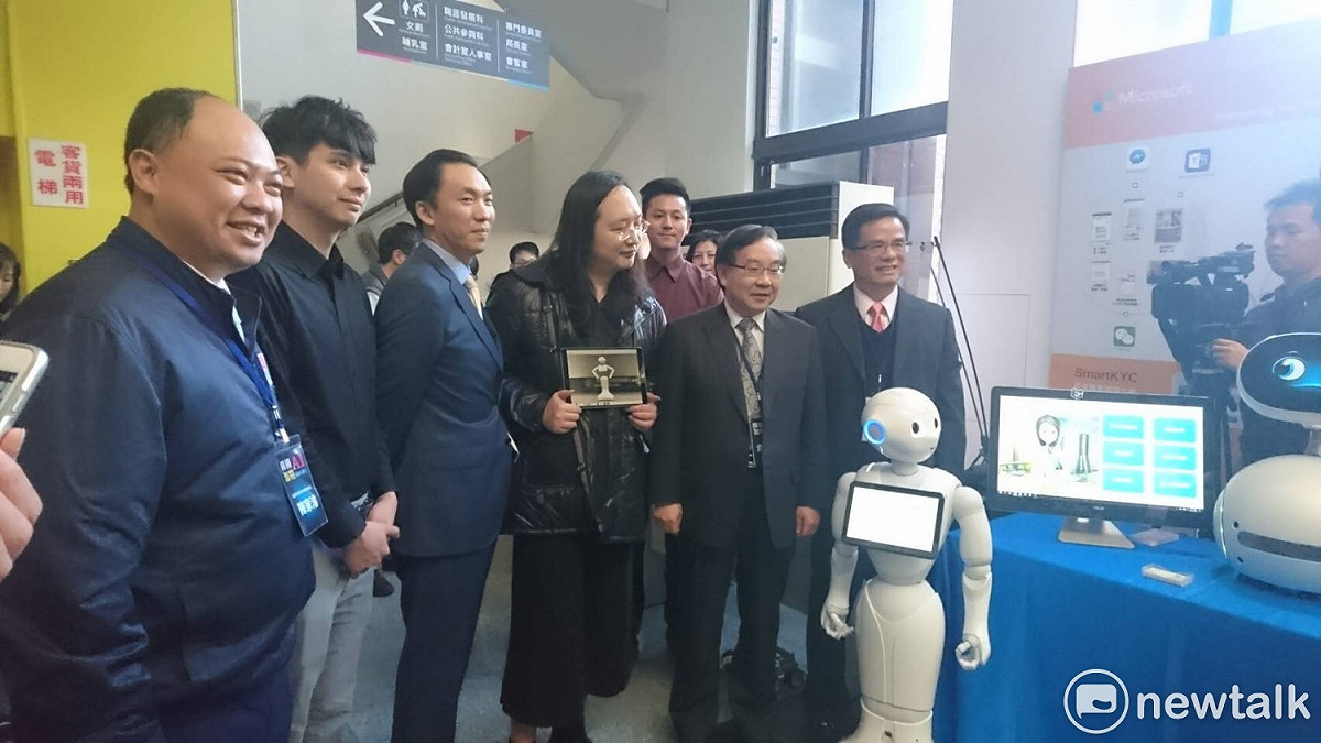 出席「桃園AI及智慧機器人基地促進暨創新交流會」的行政院政務委員唐鳳今(26)日表示，科技部將今年訂為AI元年，預計在4年內投入20億元，打造智慧機器人創新製造基地，桃園更是發展「亞洲‧矽谷計畫」重鎮，導入物聯網平台。 圖:桃園市政府提供