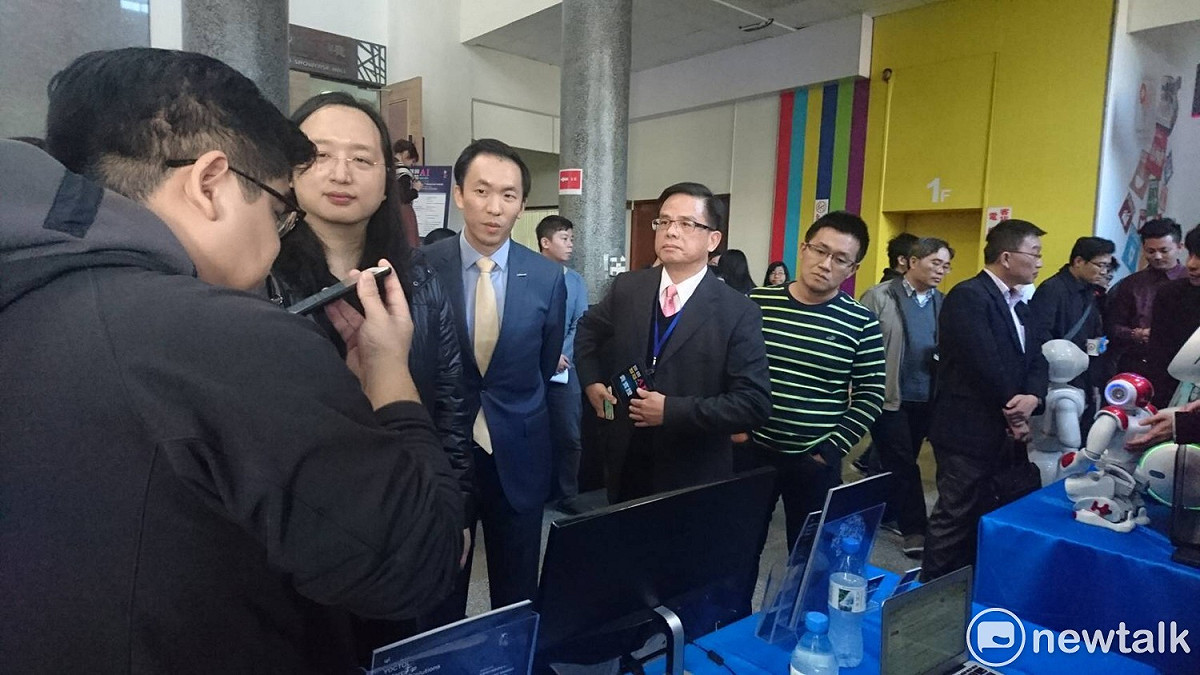 出席「桃園AI及智慧機器人基地促進暨創新交流會」的桃園市副祕書長邱俊銘表示，新明Al智慧機器人創業基地，在Al智慧機器人應用上將優先著重兩大面向，語音服務和視覺機器這兩大區塊。 圖:桃園市政府提供