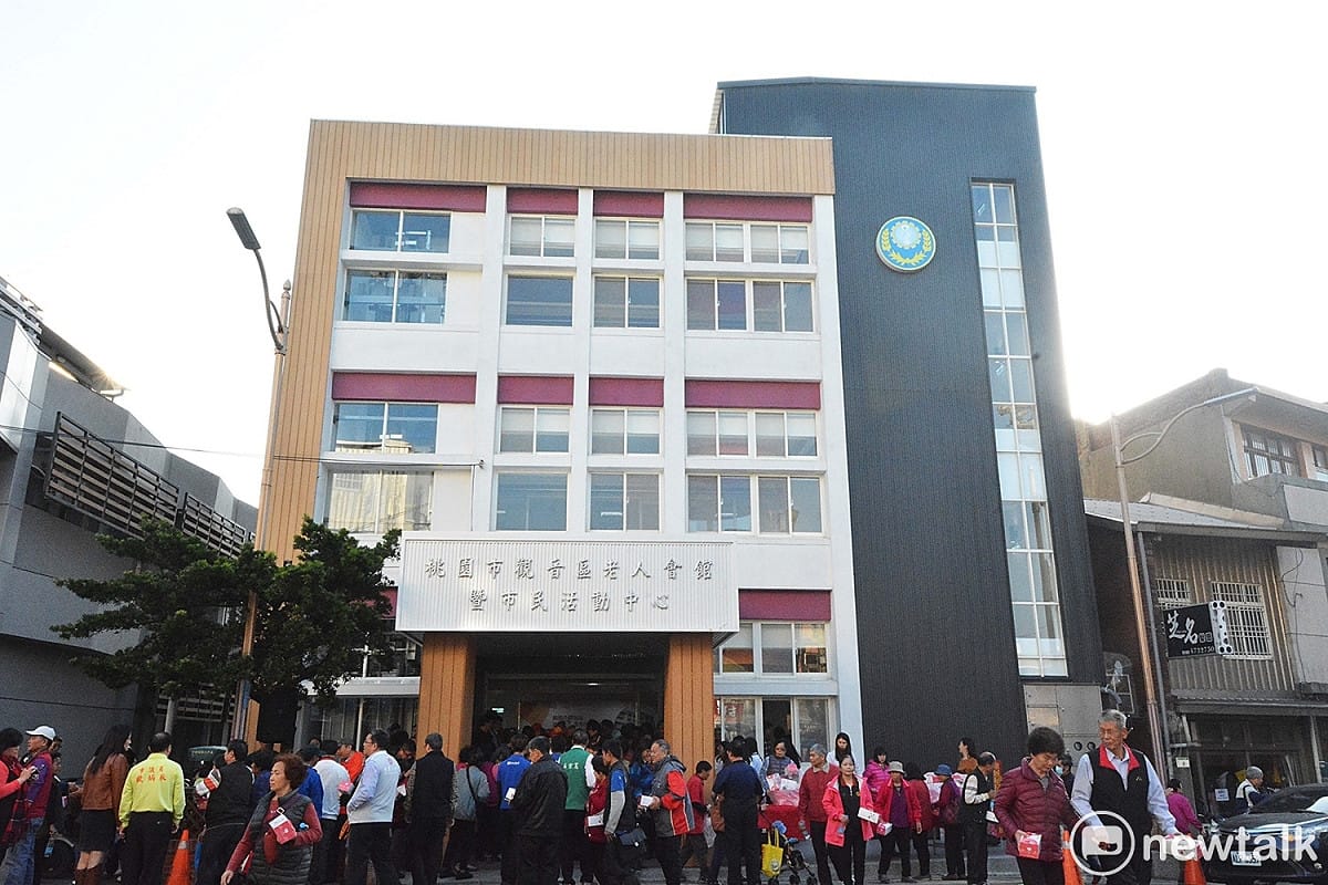 觀音鄉公所在民國100年公所搬遷後便閒置荒廢，桃園市長鄭文燦上任後，著手規劃轉型為老人會館暨市民活動中心，並經安全評估後，1、2樓整修為老人會館，3樓則為市民活動中心，讓居民能夠集會、聚會及舉辦活動，也可成為社區關懷據點。 圖:桃園市府提供