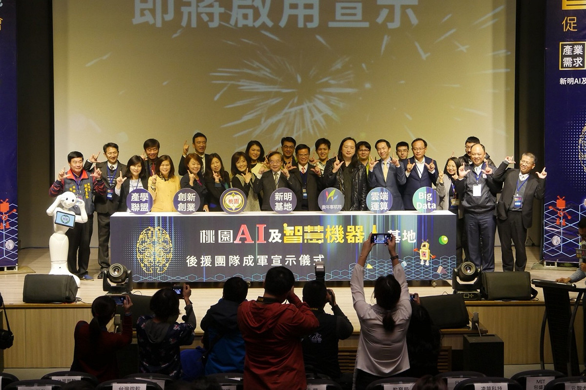 出席「桃園AI及智慧機器人基地促進暨創新交流會」除了行政院政務委員唐鳳、桃園市副市長王明德、桃園市副祕書長邱俊銘，還有微軟大中華區總裁幕僚長暨行銷營運長趙質忠、宏碁電子化事業群總經理萬以寧、美國麻省理工學院博士暨青年創新發明家包盛盈、青年事務局長陳家濬、文化局長莊秀美、教育局副局長林威志、中壢區長林香美等人。 圖:桃園市政府提供