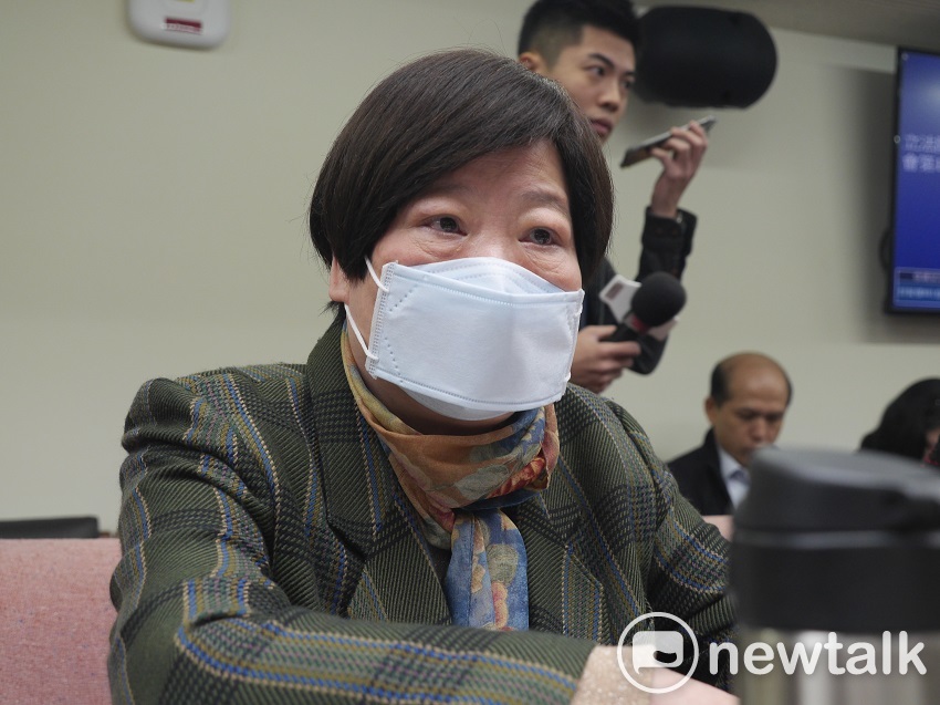勞動部長林美珠上午戴口罩赴立法院審查勞動部預算，媒體詢問是否是因為空氣不好，林美珠回答，是因為過敏關係。 圖：趙婉淳/攝