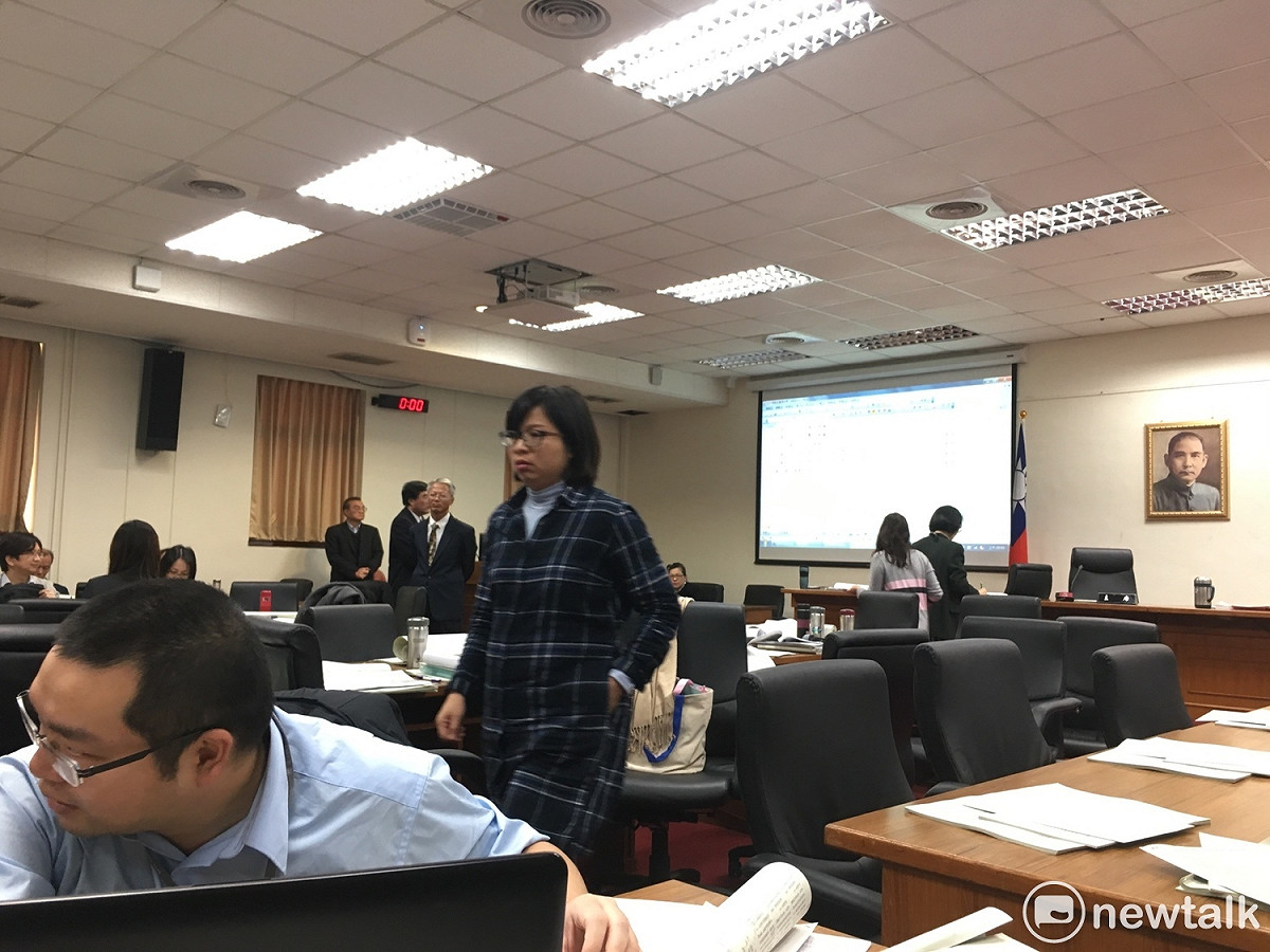 民進黨立委林淑芬與邱議瑩互罵。 圖：黃韋銓/攝