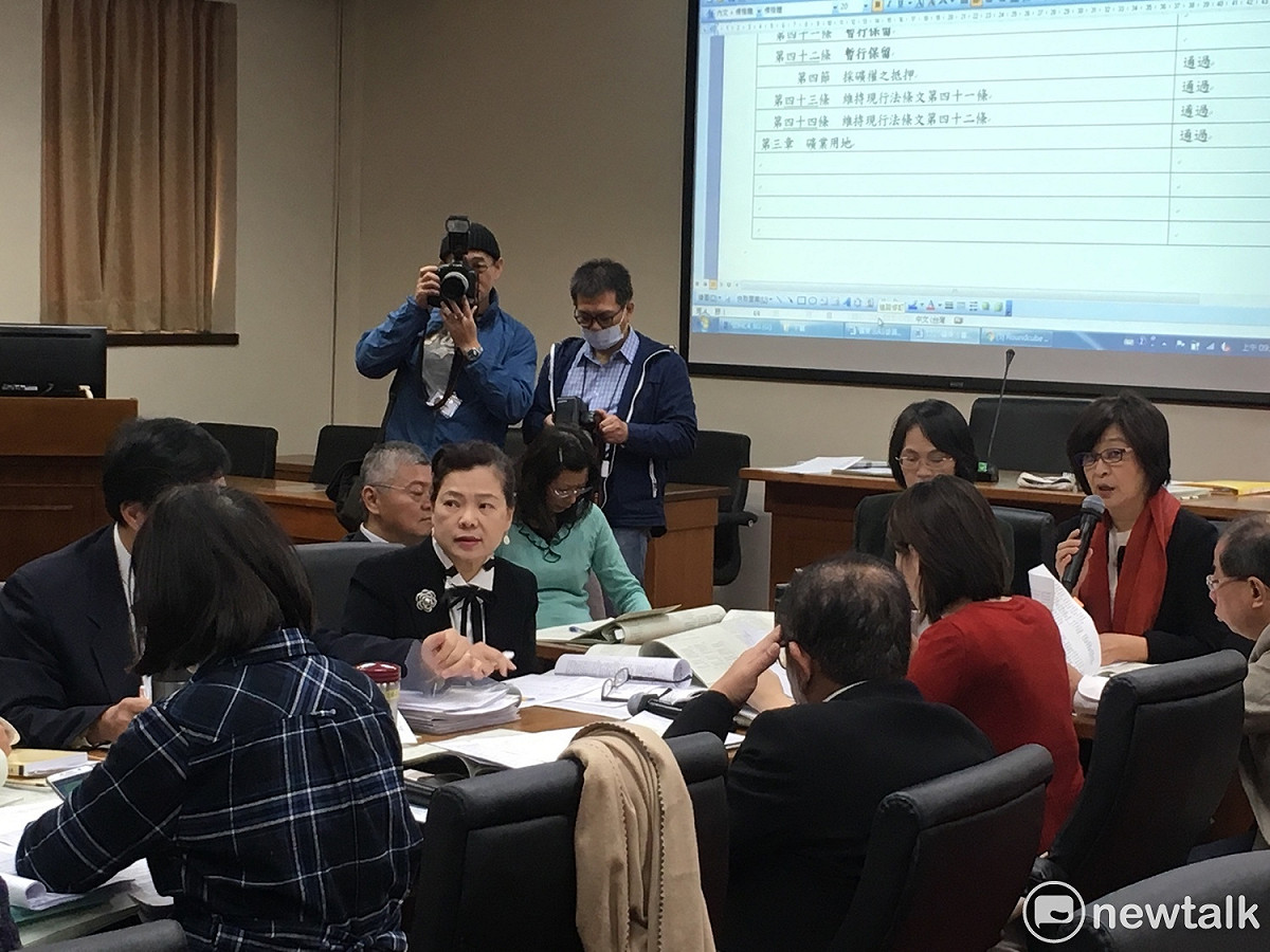 林淑芬針對經濟部版本中部分舊有礦權不需再經過展限質問經濟部次長王美花，但王美花認為現行法規已有處理機制，質疑是否有必要重新核定，引來林淑芬大罵「護航」，跟亞泥說法一模一樣。 圖：黃韋銓/攝