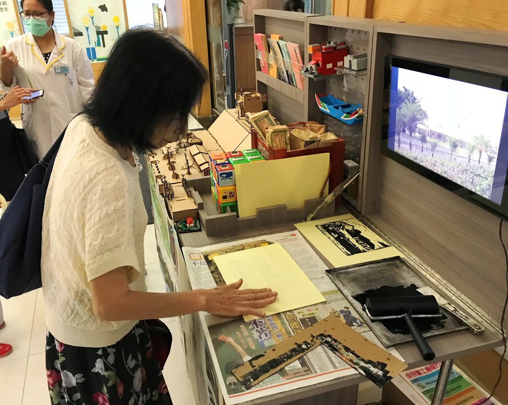日本老太太對於海關碼頭日式建築相當感興趣。 圖：淡水古蹟博物館/提供