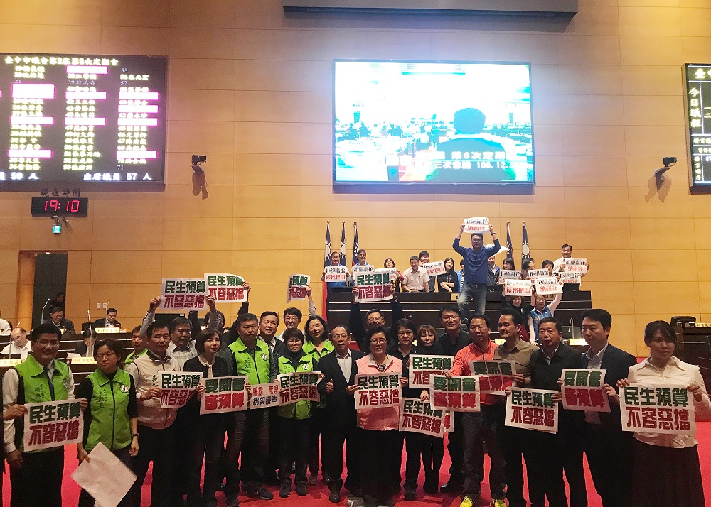 台中市議會定期會在吵鬧中散會。 民進黨團/提供