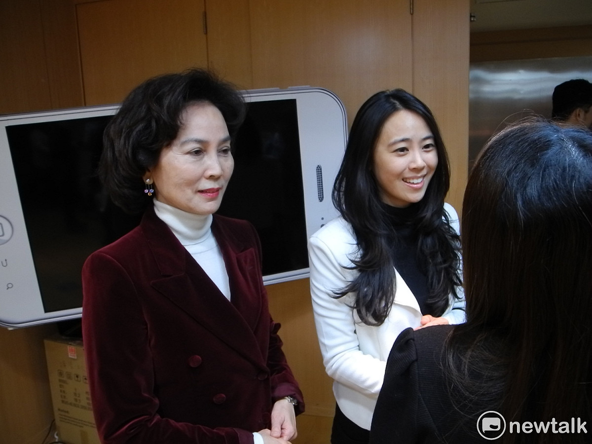 首都客運副董事長高貴卿，偕擔任全國公共汽車客運聯合會理事的女兒李婷娜出席雙北交通局記者會，意外成為會場美麗的焦點。 圖：王峻昌/攝