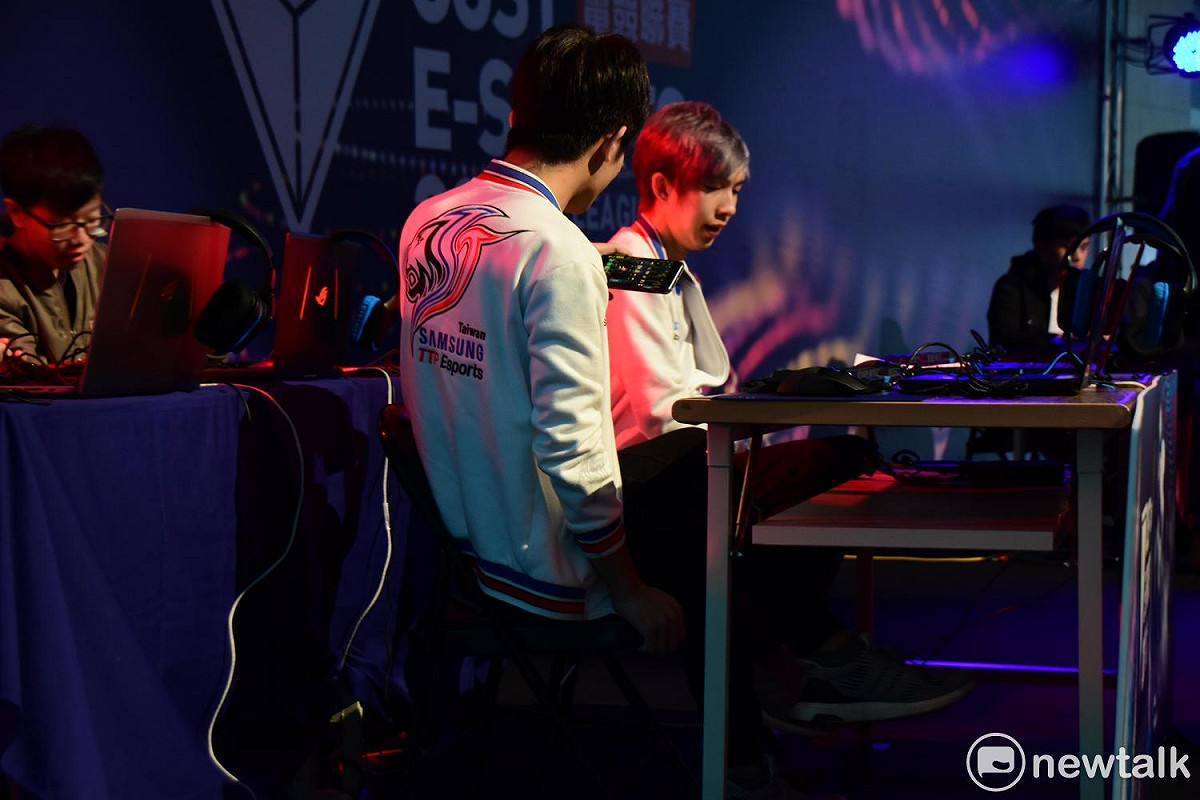 《傳說對決》職業戰隊Samsung Taiwan Esports的隊員們來到現場進行表演賽。 圖：王昱澄/攝