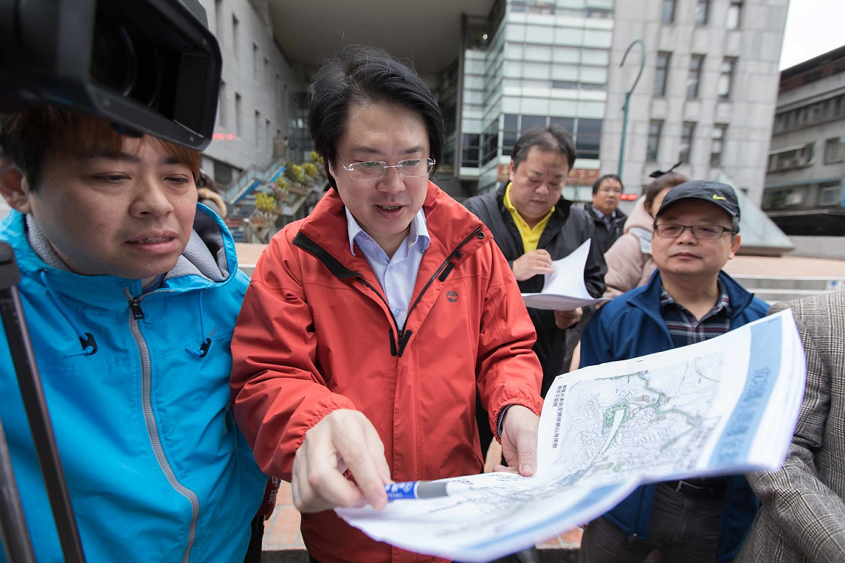 基隆事長林右昌今 (27) 日視察「高速公路29號橋下空間改善計畫」工程，表示橋下籃球場預計在明年1月10日完工，市府預定將在同月13日辦理啟用儀式。 圖：基隆市政府/提供