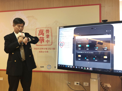 大同大學研發團隊打造智慧管家系統，使用者可透過智慧手機或手錶下達語音控制，咖啡機就能自動煮咖啡，還可指定杯數和濃度。 圖 : 中央社