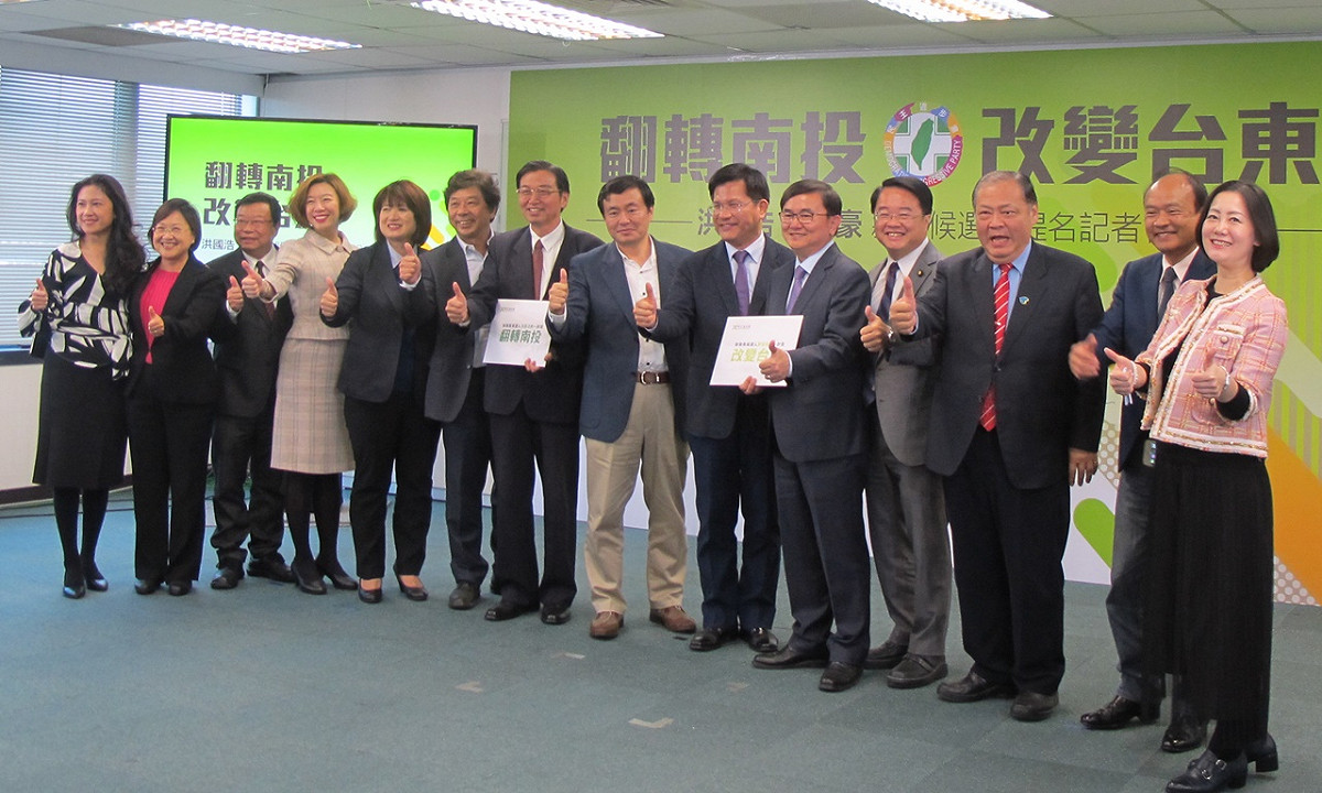 民進黨27日提名記者會後，台中市長林佳龍還熱絡的招呼洪國浩、劉櫂豪及澎湖縣長陳光復等人一起合照。 圖：林朝億/攝