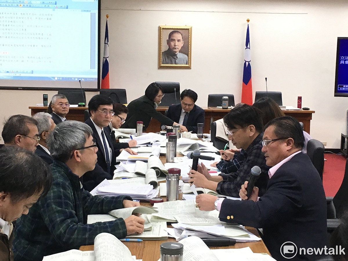 立法院經濟委員會今（27）日續審礦業法修正案，朝野立委與經濟部針對原住民知情同意權、礦權展延申請條件等關鍵條文多無共識， 圖：黃韋銓/攝