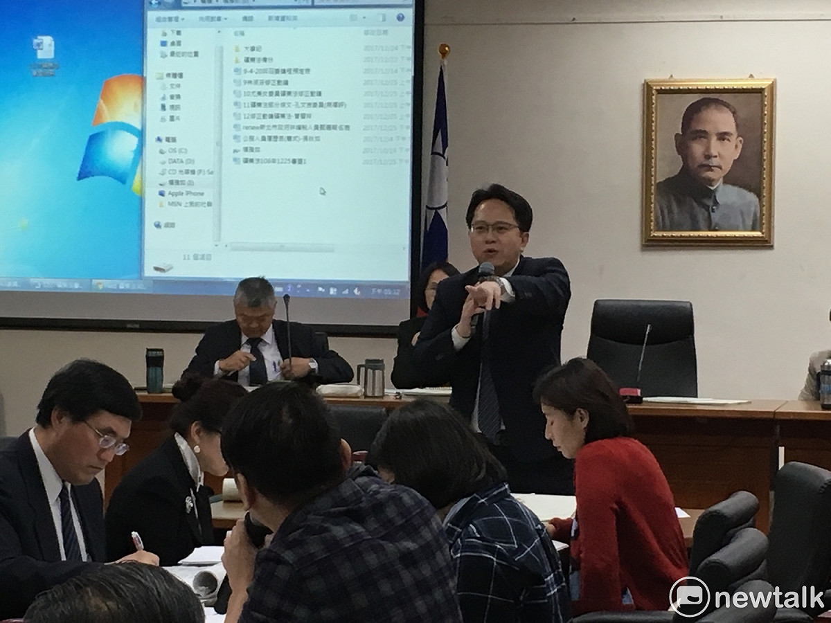徐永明要求變更明日議程，與邱志偉發生口角。 圖：黃韋銓/攝