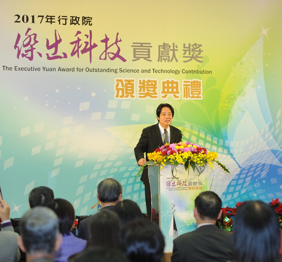 賴清德致詞時，首先肯定張善政過去擔任科技政委及行政院正、副院長任內，對於科技發展的支持。 圖：行政院/提供