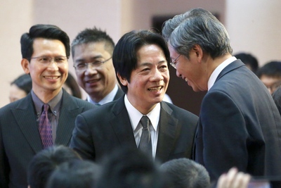 行政院長賴清德（右2）27日在行政院出席「2017年行
政院傑出科技貢獻獎」頒獎典禮，與前行政院長張善政
（右）交談互動。 圖：中央社