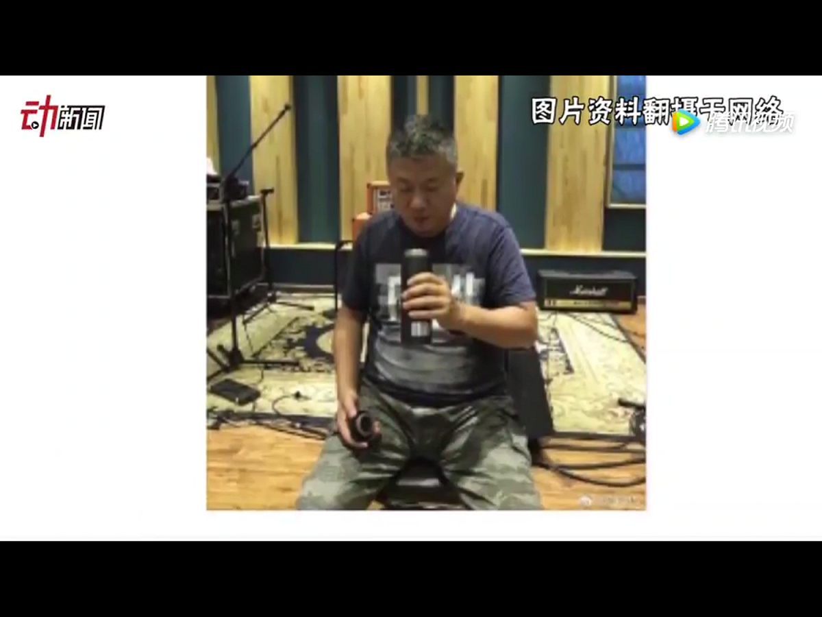 一位攝影師去為中國著名的搖滾樂隊「黑豹樂隊」拍照時，看到樂隊的鼓手趙明義端著保溫杯喝水，引發其感慨：「不可想像啊！當年鐵漢一般的男人，如今端著保溫杯向我走來」，「保溫杯」遂成為網路熱詞。 圖：翻攝自Youtube