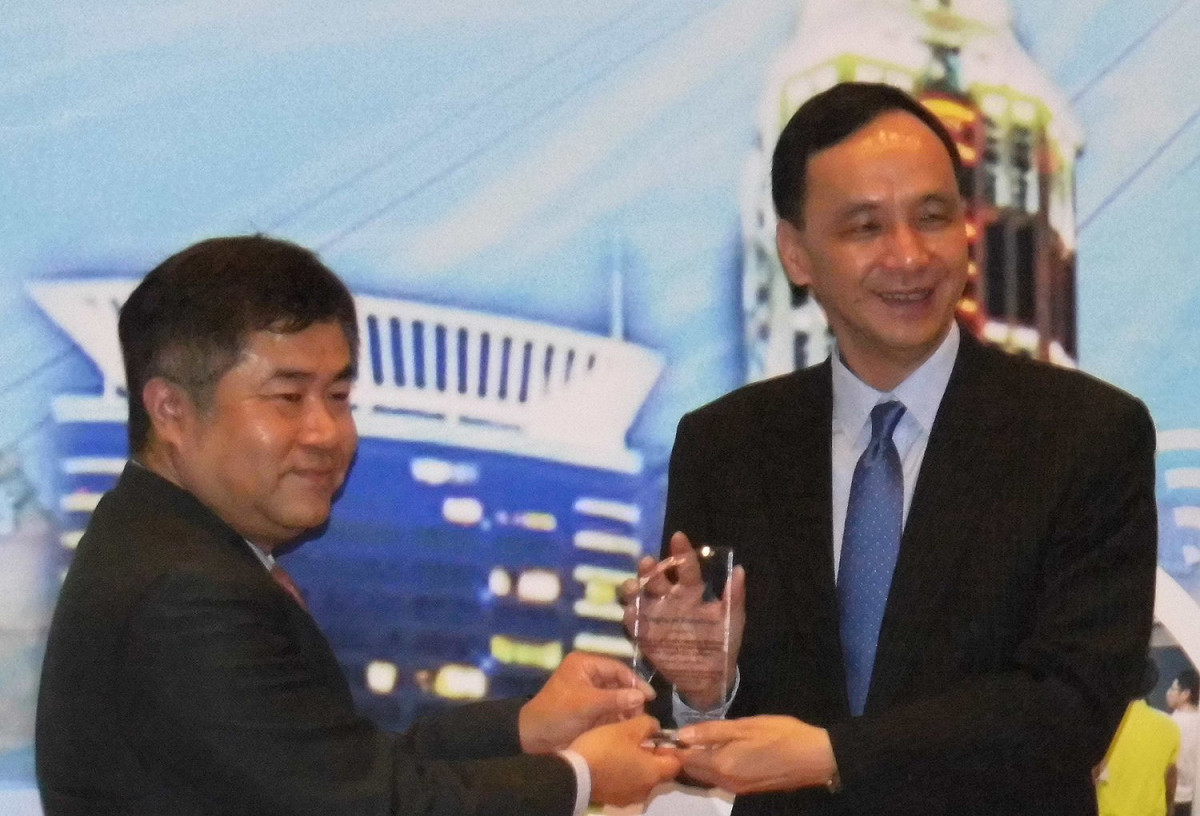 新北市政府BIM技術代表台灣參加IDC亞太智慧城市競賽，榮獲冠軍首獎，於IDC亞太智慧城市頒獎暨BIM應用研討會上頒獎。 圖：新北市政府/提供