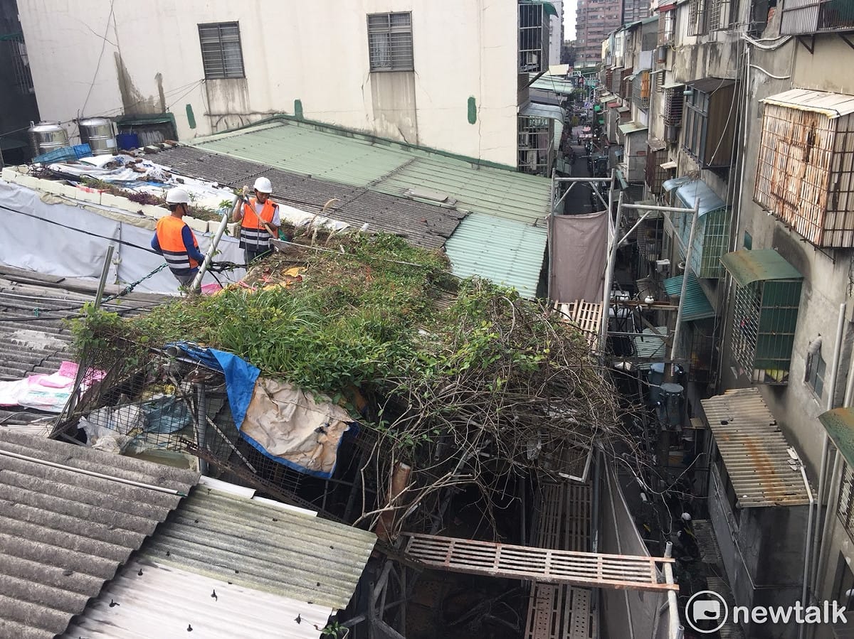 新北市三重仁愛街一棟頂樓違建經多次協調，所有權人態度強硬，罔顧公共安全不願配合拆除。今日由新北市拆除隊強制執行拆除作業。 圖：新北市政府/提供