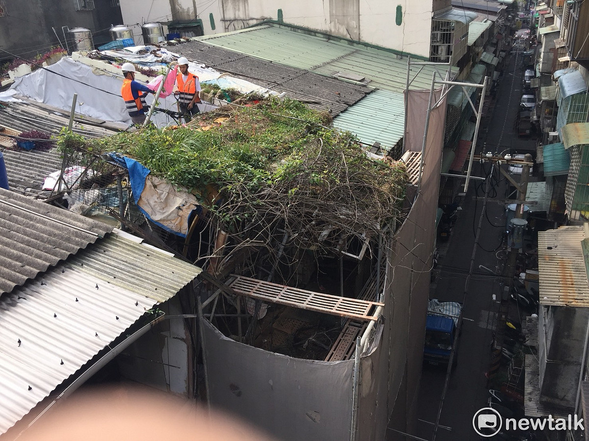 新北市拆違建時，為避免底下樓層受損，拆除隊會把直下方屋子包起來做好防護後，才開始施工。拆除大隊估計，該案拆除經費約15萬元，礙於「強制拆除收費規定」的「新北市違章建築強制拆除自治條例」仍卡在議會多年，故拆除費用將由全民買單。 圖:新北市府提供