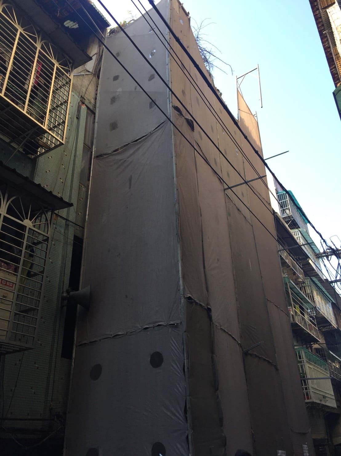 新北市拆違建時，為避免底下樓層受損，拆除隊會把直下方屋子包起來做好防護後，才開始施工。拆除大隊估計，該案拆除經費約15萬元，礙於「強制拆除收費規定」的「新北市違章建築強制拆除自治條例」仍卡在議會多年，故拆除費用將由全民買單。 圖:新北市府提供