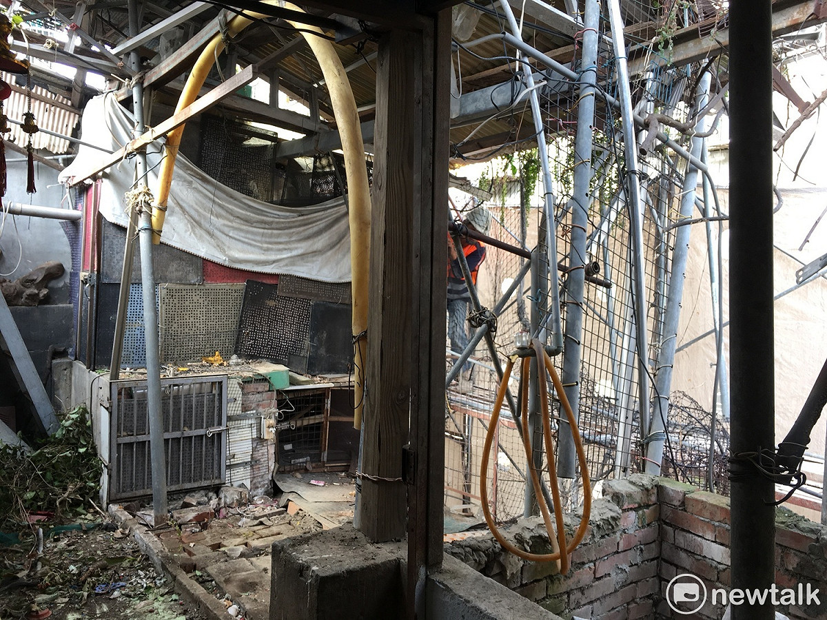新北市違章拆除大隊在12月26日傍晚接獲三重區公所通報，三重仁愛街357巷一棟3層公寓頂樓違建已嚴重威脅到周邊住戶安全，強制拆除。 圖：新北市政府/提供