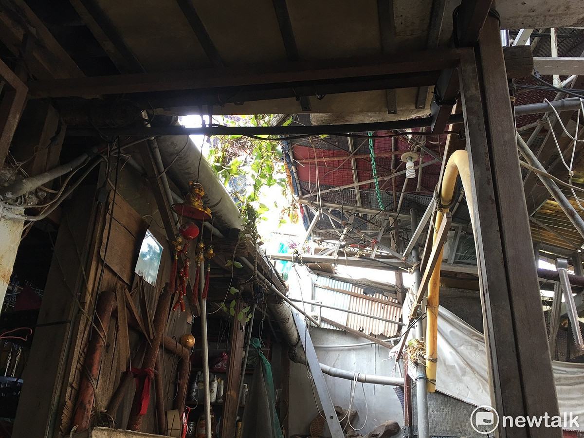 新北市違章拆除大隊在12月26日傍晚接獲三重區公所通報，三重仁愛街357巷一棟3層公寓頂樓違建封鎖線進行勘査，頂樓違建已嚴重威脅到周邊住戶安全，拆除隊28日上午強制執行樓頂違建拆除。 圖：新北市政府/提供