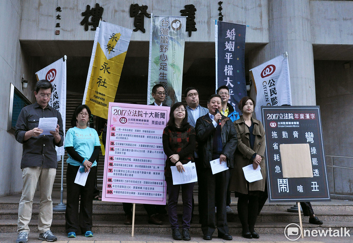 公民監督國會聯盟今天公布「立法院十大新聞」與「立法院年度漢字」票選結果，把奪冠的「怒」字張貼在群賢樓牆上，希望立委能感受民眾的憤怒。 圖：公民監督國會聯盟提供