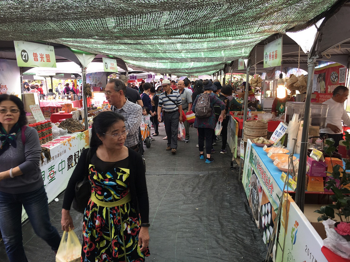 農特產品行銷區販售台中市各區生產的優質安全蔬果、花卉及加工品等農特產品，成為最佳伴手禮。 圖：台中市政府/提供