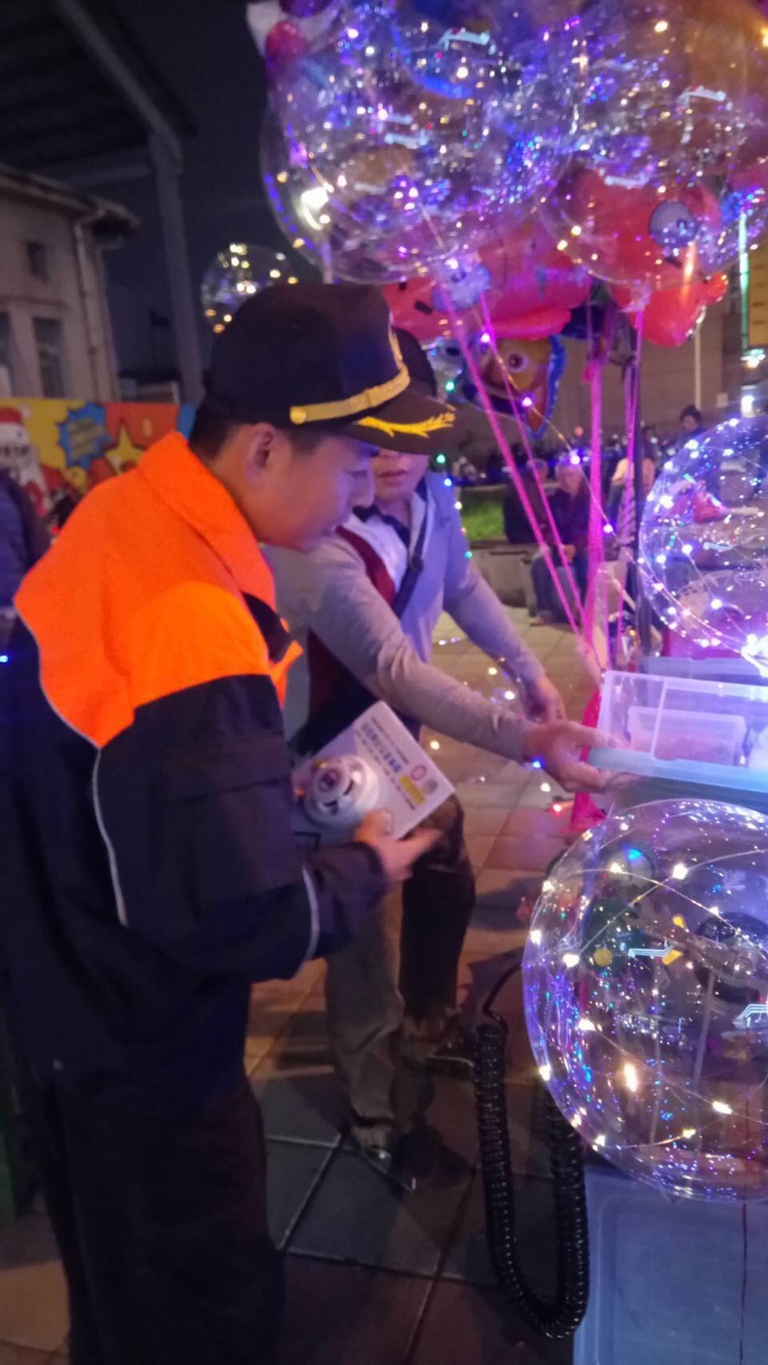 一般市售場合若有告白氣球違反使用易燃氣體填充，可依「商品檢驗法」開罰新台幣1萬至10萬元的罰鍰。 圖：屏東縣政府/提供